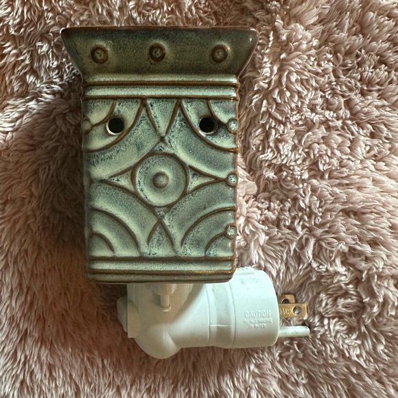 Scentsy Green Wall Plug-in Mini Wax Warmer Night Light - Picture 3 of 4